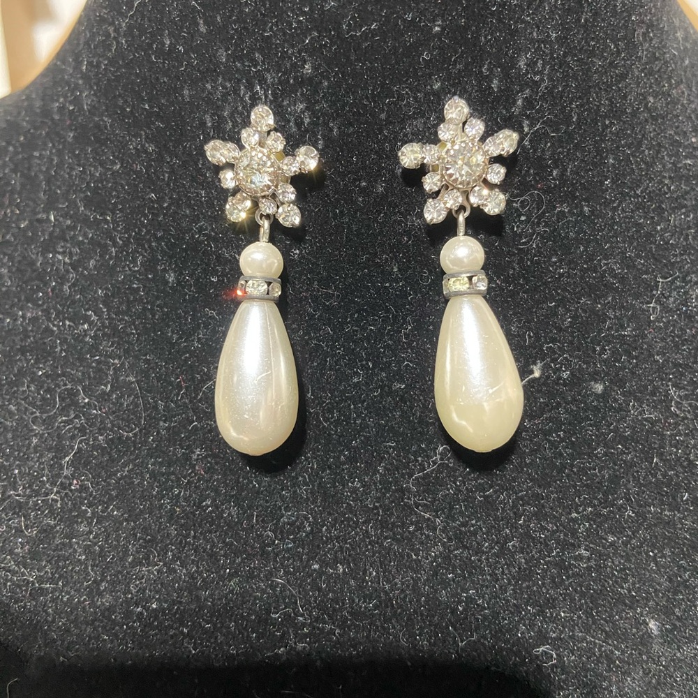Rhinestone Starburst and Teardrop Faux Pearl Earrings